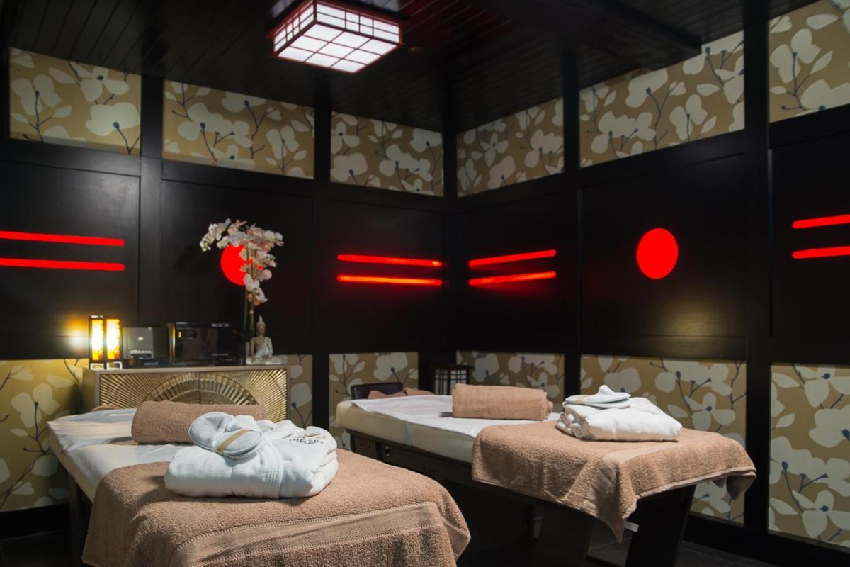 Holyrood Hotel - Leisure Centre & The Spa At Orchids バンドラン エクステリア 写真