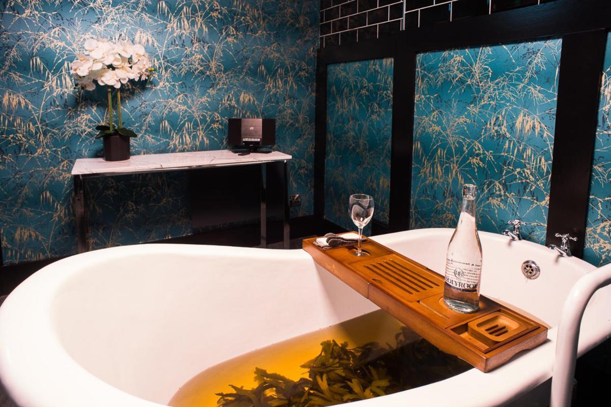 Holyrood Hotel - Leisure Centre & The Spa At Orchids バンドラン エクステリア 写真