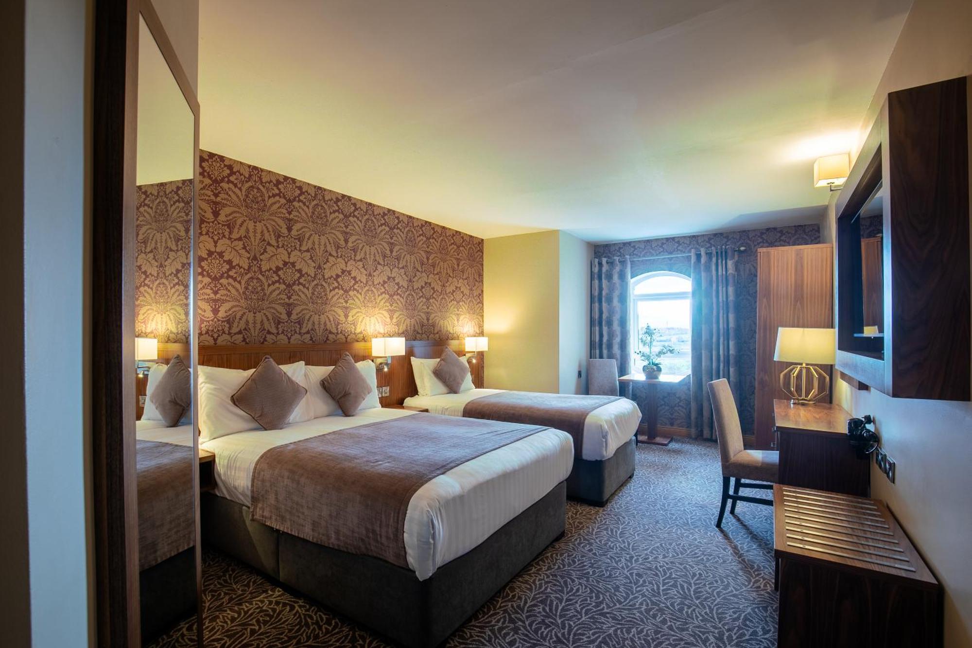 Holyrood Hotel - Leisure Centre & The Spa At Orchids バンドラン エクステリア 写真